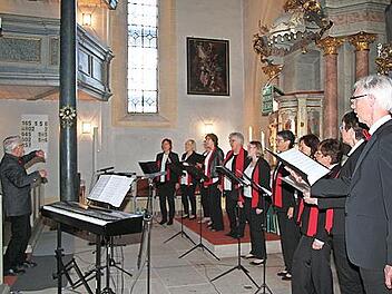 Der Gospelchor "Sound of Faith&rdquo; singt Lobpreislieder und Gospel in Deutsch und Englisch und begeisterte das Publikum in der Mangersreuther Kirche.