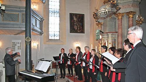 Der Gospelchor "Sound of Faith&rdquo; singt Lobpreislieder und Gospel in Deutsch und Englisch und begeisterte das Publikum in der Mangersreuther Kirche.