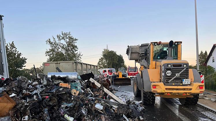 Riesige Rauch-Säule im Kreis Bamberg: Lkw geht in Flammen auf - Feuerwehr mit Großeinsatz