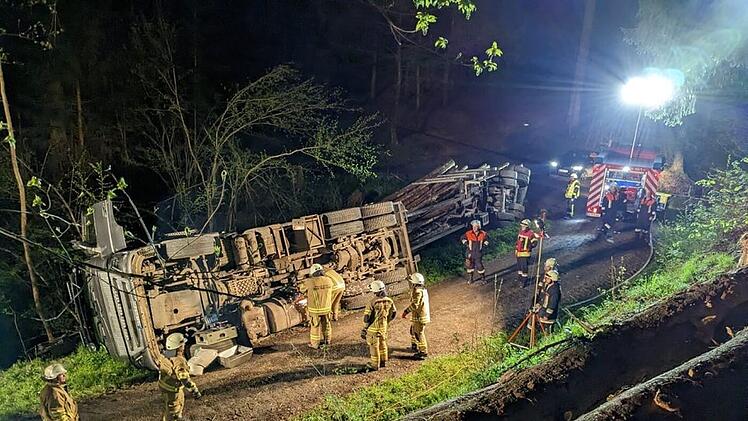 Landkreis Kronach: Spektakulärer Lkw-Unfall in Waldgebiet - Ladung rollt Abhang hinunter