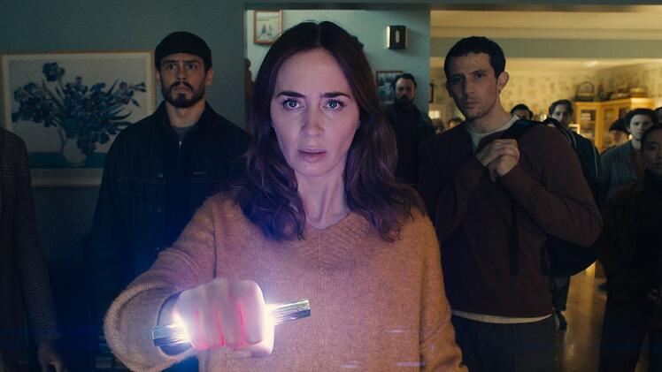 Emily Blunt (Mitte) und Josh O'Connor (rechts) spielen zwei der Hauptrollen in Steven Spielbergs "Disclosure Day".