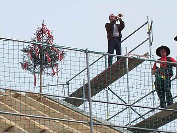 Peter Seidel trug den traditionellen Richtspruch vor.  Alfons Hümpfer begleitete dabei auf seiner Trompete. Fotos:  Björn Hein