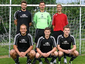 Einen Spielertrainer und sechs neue Spieler hat der SSV Kasendorf für die Saison 2013/14 in der Fußball-Bezirksliga Oberfranken Ost verpflichtet. Stehend, von links: Dominik Hösch, Tobias Löhrlein und Spielertrainer Markus Taschner; knieend, von links: Jochen Hollfelder, Oliver Wagner und Maximilian Erlmann; es fehlt: Dominik Buß. Foto: Volker Täuber