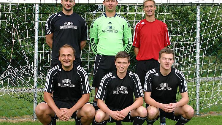 Einen Spielertrainer und sechs neue Spieler hat der SSV Kasendorf für die Saison 2013/14 in der Fußball-Bezirksliga Oberfranken Ost verpflichtet. Stehend, von links: Dominik Hösch, Tobias Löhrlein und Spielertrainer Markus Taschner; knieend, von links: Jochen Hollfelder, Oliver Wagner und Maximilian Erlmann; es fehlt: Dominik Buß. Foto: Volker Täuber