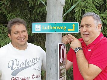 Der Lutherweg beschäftigt die Meederer Schmalzbuam Andreas Lutz (links) und Markus Weschenfelder auf vielfältige Weise. Fotos: Rainer Lutz