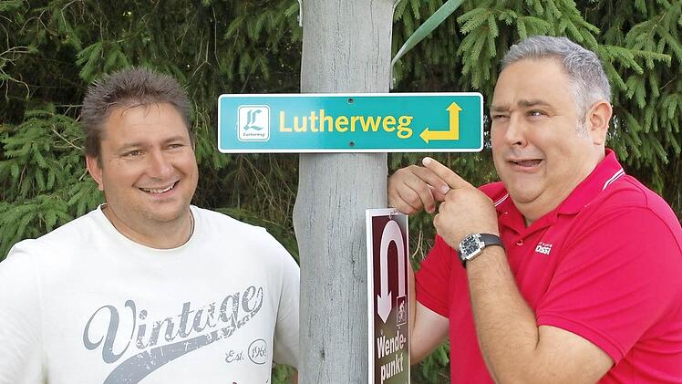 Der Lutherweg beschäftigt die Meederer Schmalzbuam Andreas Lutz (links) und Markus Weschenfelder auf vielfältige Weise. Fotos: Rainer Lutz