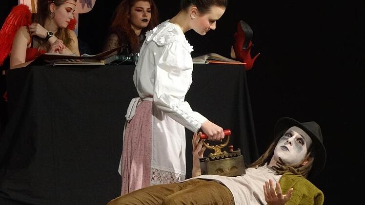 Frau Böck (Christine Hain) und ihr altes Hausmittel: "Hoch ist hier Frau Böck zu preisen! Denn ein heißes Bügeleisen, auf den kalten Leib gebracht, hat es wieder gut gemacht."