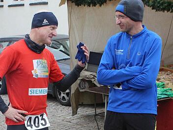 Ins Gespräch vertief: Reinhold Trautner (l.) von den Roadrunners Forchheim und Otto Dippold von den Lauffreunden Gößweinstein diskutieren über den kuriosen Adventslauf in Igensdorf.  Fotos: fra-press
