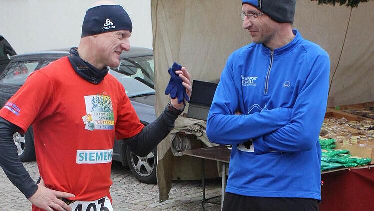 Ins Gespräch vertief: Reinhold Trautner (l.) von den Roadrunners Forchheim und Otto Dippold von den Lauffreunden Gößweinstein diskutieren über den kuriosen Adventslauf in Igensdorf.  Fotos: fra-press