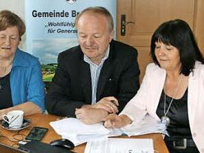 Sehr beeindruckt zeigte sich Hans-Jürgen Fahn (FW) von den vielen Aktivitäten des Bürgerdienstes Breitbrunn. Einen Einblick gaben ihm Magda Künnell (links) und Gertrud Bühl. Foto: Sabine Weinbeer