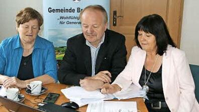 Sehr beeindruckt zeigte sich Hans-Jürgen Fahn (FW) von den vielen Aktivitäten des Bürgerdienstes Breitbrunn. Einen Einblick gaben ihm Magda Künnell (links) und Gertrud Bühl. Foto: Sabine Weinbeer