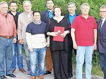 Amtsübergabe beim SPD-Ortsverein Weitramsdorf: Dominic Juck (Fünfter v. l.) übernimmt das Zepter von Martin Gahn (l.). Kreisvorsitzender Carsten Höllein, stellvertretender Kreisvorsitzender Herbert Müller, die neue Zweite Ortsvereinsvorsitzende Mareike Hippe, Jubilarin Karola Müller, Landrat Michael Busch, Dritter Vorsitzender Norbert Bär und Bürgermeister Wolfgang Bauersachs (v. l.) gratulierten. Foto: cahö