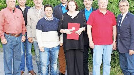 Amtsübergabe beim SPD-Ortsverein Weitramsdorf: Dominic Juck (Fünfter v. l.) übernimmt das Zepter von Martin Gahn (l.). Kreisvorsitzender Carsten Höllein, stellvertretender Kreisvorsitzender Herbert Müller, die neue Zweite Ortsvereinsvorsitzende Mareike Hippe, Jubilarin Karola Müller, Landrat Michael Busch, Dritter Vorsitzender Norbert Bär und Bürgermeister Wolfgang Bauersachs (v. l.) gratulierten. Foto: cahö