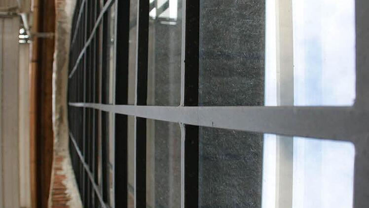 Hinter den ehemaligen Industriefenstern liegen jetzt Isolierscheiben, die Originalrahmen erhalten als vorgesetzte Gitter den Charakter der fünf Meter hohen Fenster im ehemaligen Sudhaus. Foto: Sabine Weinbeer