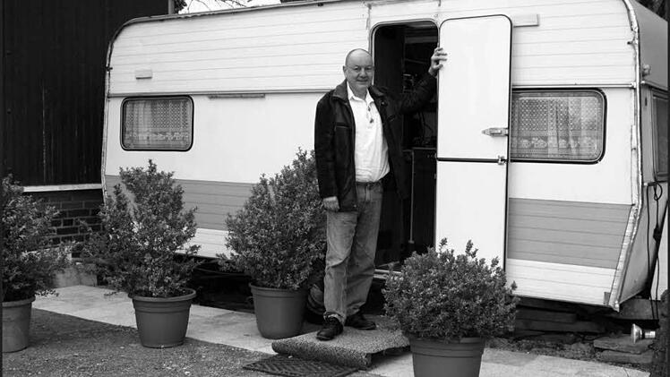 Franz Trojans neue Bleibe sind seit geraumer Zeit zwei Wohnwagen in Kamp-Lintfort am Niederrhein. Das Gelände gehört Musikmanagerin Lissy Dicks. Bei ihr nimmt der 58-Jährige neue Songs auf. Foto: Amusika