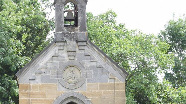 Für die Dreharbeiten wurden Grabsteine aus Styropor vor der Kapelle aufgebaut. Foto: Linus Müller