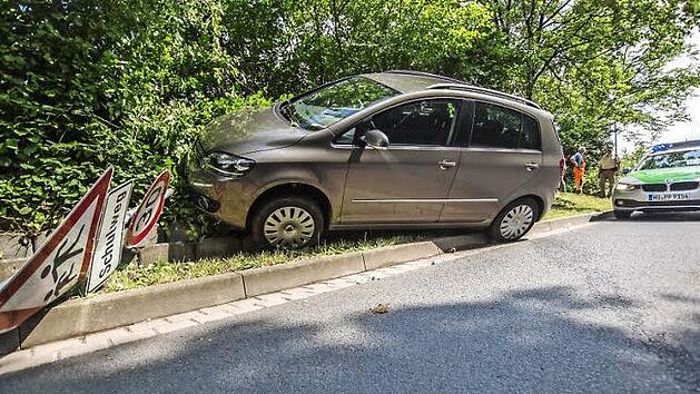 An der Böschung blieb der VW der Autofahrerin aus dem Landkreis Rhön-Grabfeld stehen. Ein Verkehrszeichen wird demoliert.  Foto: René Ruprecht
