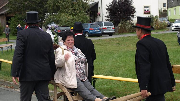 Die Kirchweihmontagshahnenschlagkönigin 2016, Ilse Schmitt, wird in der Karre durch den Ort gefahren. Foto: Susanne Deuerling