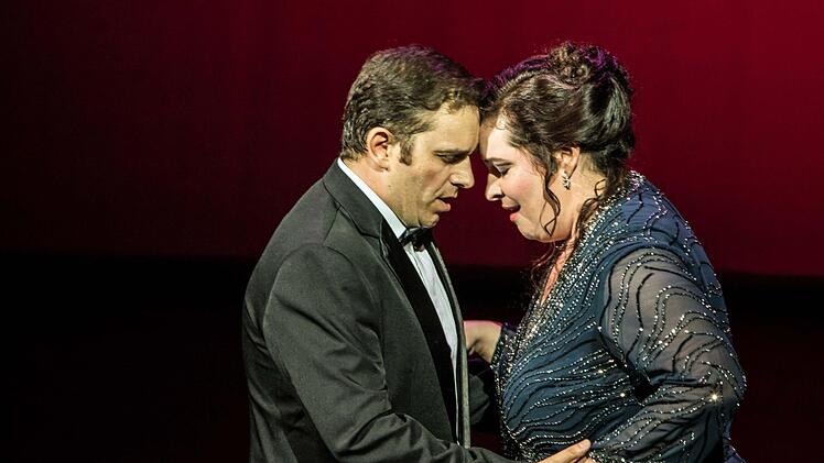 Impressionen von der Abschieds-Gala von Coburgs Intendant Bodo Busse: Celest Siciliane und Milen Bozhkov in einem Ausschnitt aus VErdis "Maskenball".Foto: Jochen Berger