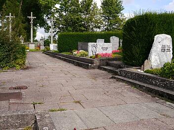 In die Jahre gekommen sind die Wege im Friedhof in Schondra. Dieser wurde vor bereits 50 Jahren in seiner jetzigen Form neu angelegt. Foto: Oswald Türbl