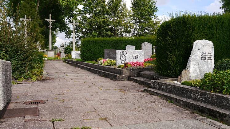 In die Jahre gekommen sind die Wege im Friedhof in Schondra. Dieser wurde vor bereits 50 Jahren in seiner jetzigen Form neu angelegt. Foto: Oswald Türbl