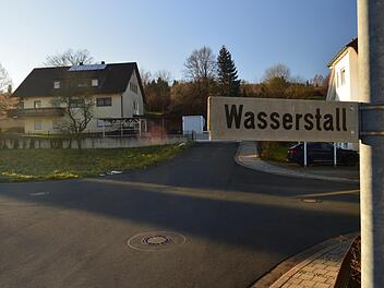Auf der freien Fläche an der Einmündung Spieläcker/Wasserstall in Buckenhofen wird ein Sechs-Familien-Haus gebaut. Foto: Ronald Heck