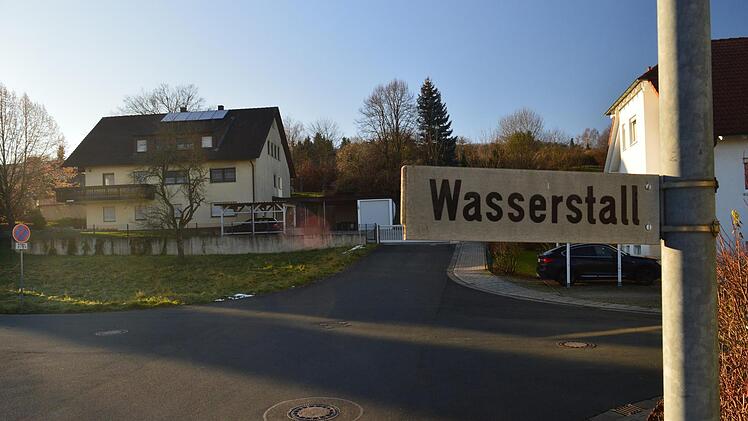 Auf der freien Fläche an der Einmündung Spieläcker/Wasserstall in Buckenhofen wird ein Sechs-Familien-Haus gebaut. Foto: Ronald Heck