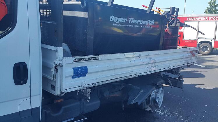 Der 3,5-Tonnen-Lastwagen wurde im hinteren Bereich beschädigt. Foto: Daniel Wachter