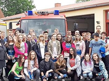 Die Schüler aus Kynšperk besuchten auch die Feuerwehr. Foto: Werner Reißaus