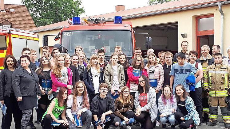 Die Schüler aus Kynšperk besuchten auch die Feuerwehr. Foto: Werner Reißaus