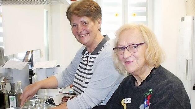 Marianne Prasser (links) und Helga Burger freuen sich &uuml;ber neue Rezepte und d&uuml;nsten das Gem&uuml;se f&uuml;r den Hauptgang an.  Foto: Johanna Ott/MGH