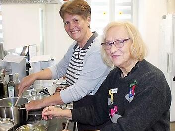 Marianne Prasser (links) und Helga Burger freuen sich über neue Rezepte und dünsten das Gemüse für den Hauptgang an.  Foto: Johanna Ott/MGH