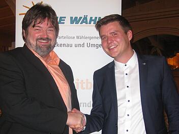 Der frisch gewählte Landtagsabgeordnete der Freien Wähler, Gerald Pittner aus Bad Neustadt (links), wurde vom Vorsitzenden der PWG, Jonathan Kirchner, begrüßt. Foto: Beatrix Lieb