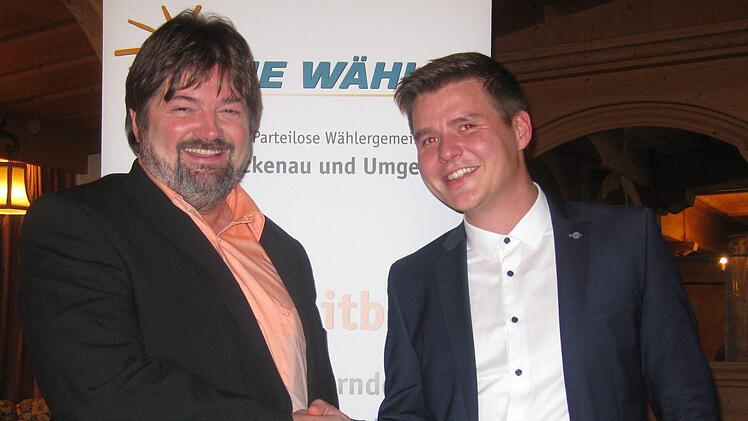 Der frisch gewählte Landtagsabgeordnete der Freien Wähler, Gerald Pittner aus Bad Neustadt (links), wurde vom Vorsitzenden der PWG, Jonathan Kirchner, begrüßt. Foto: Beatrix Lieb