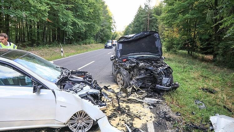 Auf der B 286 kam es zu einem Frontalzusammensto&szlig; von zwei Fahrzeugen. Die drei Insassen wurden schwer verletzt. Foto: NEWS5 / Merzbach