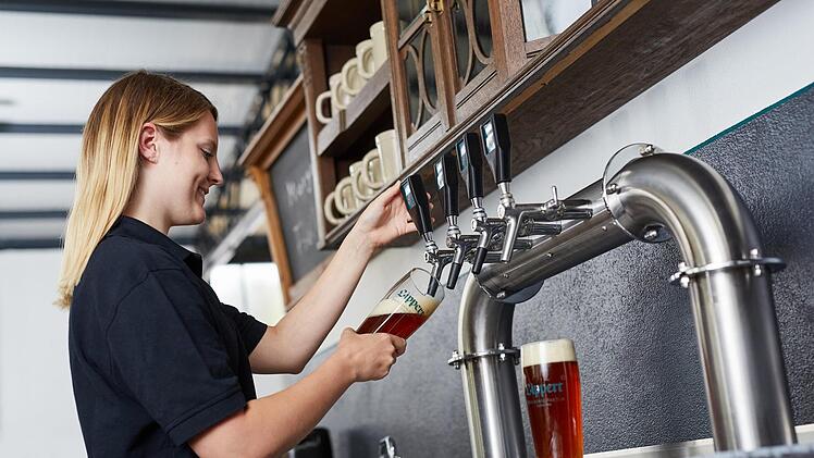 Direkt in der Brauerei wird das Lippert-Bier frisch gezapft und ausgeschenkt. Fotos: PR