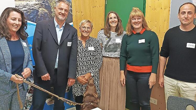 Beim Gründertreff (von links) Melanie Ebert mit ihrer Hündin Mira, Gründerin von Melanie Ebert & die Leadership Dogs aus Hallerndorf, Andreas Rösch (Wirtschaftsförderer des Landkreises), stellvertretende Landrätin Rosi Kraus, Lena Helldörfer und K...