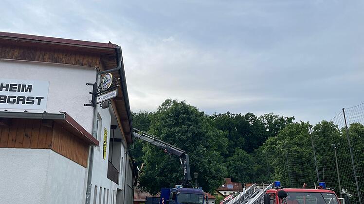 Trebgast: Sturm deckt Dach von Turnhallendach ab - "wie ein DIN-A4-Blatt"