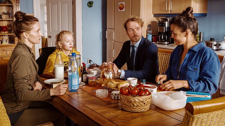 Fr&uuml;hst&uuml;ck mit der Familie: Serafina (Frida-Lovisa Hamann, links) unterh&auml;lt sich mit ihrer Nichte Emma (Selma Suckf&uuml;ll, zweite von links) und deren Eltern Totti (Max Woelky) und Daniela (Lucie Heinze), ihrer Schwester, &uuml;ber die Zukunft.