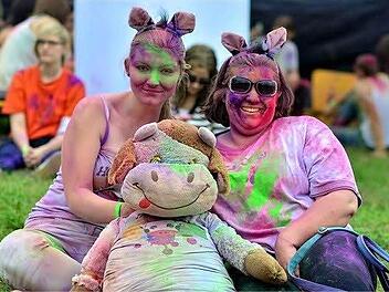Drei Holi-Fans, sechs Kuh-Ohren: Die Holi-Herde besteht aus Saskia Schmidt, Holi Cow Heidi und Kaja Hajdul (von links). Die drei sorgen bei den Holi-Festen in Franken für Stimmung. Die Plüschkuh Heidi ist auch bei anderen Gästen begehrtes Fotoobjekt. Fotos: www.facebook.com/HoliCowHeidi