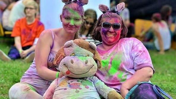 Drei Holi-Fans, sechs Kuh-Ohren: Die Holi-Herde besteht aus Saskia Schmidt, Holi Cow Heidi und Kaja Hajdul (von links). Die drei sorgen bei den Holi-Festen in Franken für Stimmung. Die Plüschkuh Heidi ist auch bei anderen Gästen begehrtes Fotoobjekt. Fotos: www.facebook.com/HoliCowHeidi