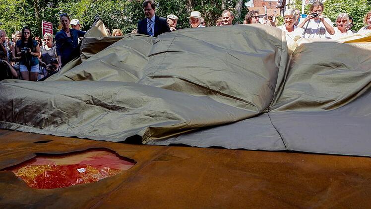 Das Mahnmal wird enthüllt. Foto: Matthias Hoch