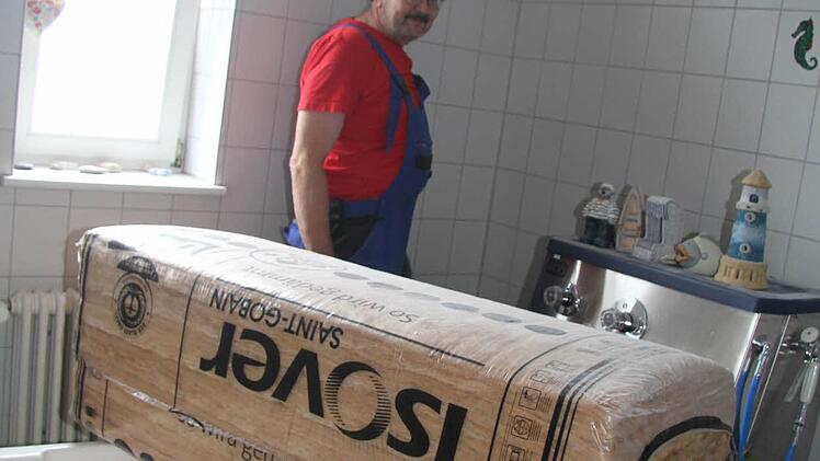 Karl-Heinz Ney installiert in einem der Badezimmer Elektroleitungen. Foto: Sonja Adam