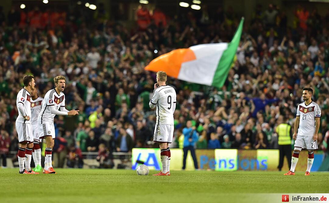 Die deutschen Spieler mit Thomas Müller nach dem 1:0 Treffer für Irland in der 2. Halbzeit.
