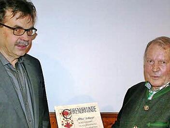 Vorsitzender Arnulf Hausdörfer (links) gratuliert dem neuen Ehrenmitglied Arthur Stollberger. Fotos: Werner Vogel