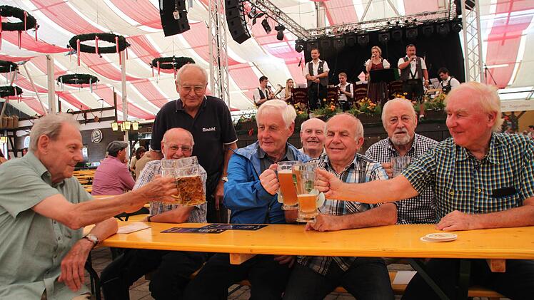 Sie lassen sich das Festbier in der Mittagszeit zu den Klängen der Blasmusik schmecken: die Stammtischmitglieder aus Nürnberg mit ihrem "Chef" Willi Kaiser (stehend), die seit 19 Jahren auf die Bierwoche kommen. Foto: Alexander Hartmann