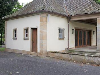 Die Toilette (Tür links) am Leichenhaus im Friedhof Ebern ist in der Regel verschlossen. Das sorgt mitunter für Unmut bei Besuchern des Friedhofes.  Foto: Helmut Will