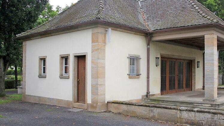 Die Toilette (Tür links) am Leichenhaus im Friedhof Ebern ist in der Regel verschlossen. Das sorgt mitunter für Unmut bei Besuchern des Friedhofes.  Foto: Helmut Will