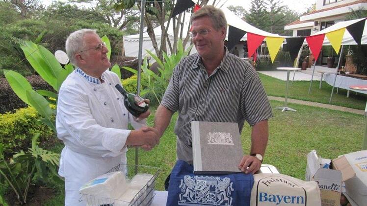 In der Residenz des deutschen Botschafters Dr. Peter Woeste (rechts) in Ruanda durfte Alfred Schäfer bei einem Empfang bayerische Schmankerl präsentieren.Fotos: Sammlung Schäfer