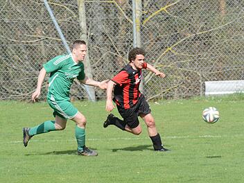 Obereschenbach dreht das Spiel in Stangenroth. Alexander Desch (rechts) schießt das entscheidende Tor zum 2:1-Erfolg.ssp